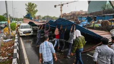 दिल्ली में भीषण आंधी-बारिश से दो लोगों की मौत, कई जगह पेड़ गिरे, सड़कों पर जलभराव
