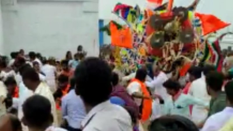 श्रद्धालुओं के ऊपर गिरा श्री वीरभद्रेश्वर मंदिर का रथ, सामने आया हादसे का खौफनाक वीडियो