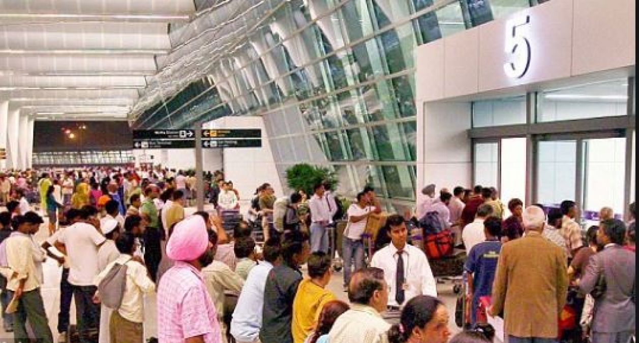 दिल्ली एयरपोर्ट में लावारिस बैग मिलने से यात्रियों में मचा कोहराम