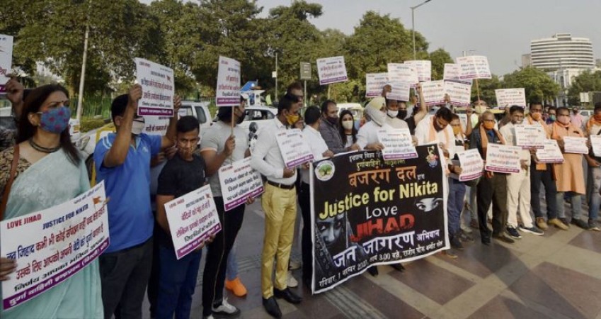 'लव जिहाद' के खिलाफ देशभर में प्रदर्शन, निकिता के हत्यारों को फांसी देने की मांग