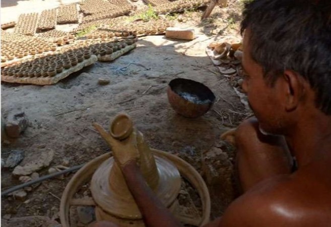 दिवाली: कई सालों से दीये बनाते हैं इस गाँव के लोग, ग्रामीणों ने बरकरार रखी है पुरखों की परंपरा