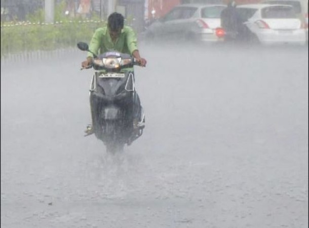 तमिलनाडु में बारिश से स्कूल की छुट्टी, जानिए दिल्ली,UP समेत अन्य राज्यों के मौसम का हाल