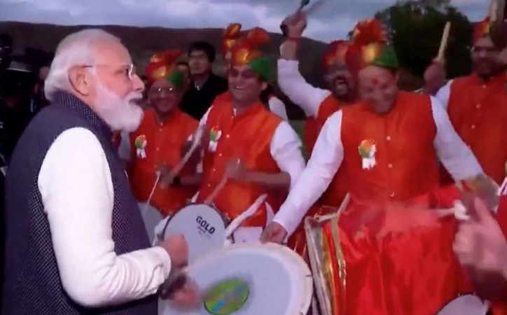 Video: PM plays drums in Scotland, met people of Indian origin