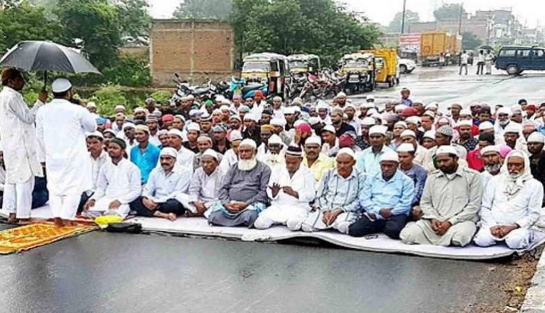 Section 144 imposed, yet why Namaz on the road? Policeman himself files FIR