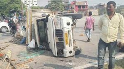 4 killed, 30 injured in varanasi tragic road accident, pickup full of labourers overturns