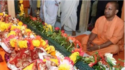 अयोध्या: दिवाली पर CM योगी ने हनुमानगढ़ी-रामजन्मभूमि में की पूजा