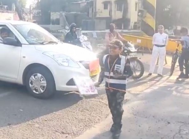 'Indian Army dress, cap on head...', This 8-year-old child handled traffic in a unique way