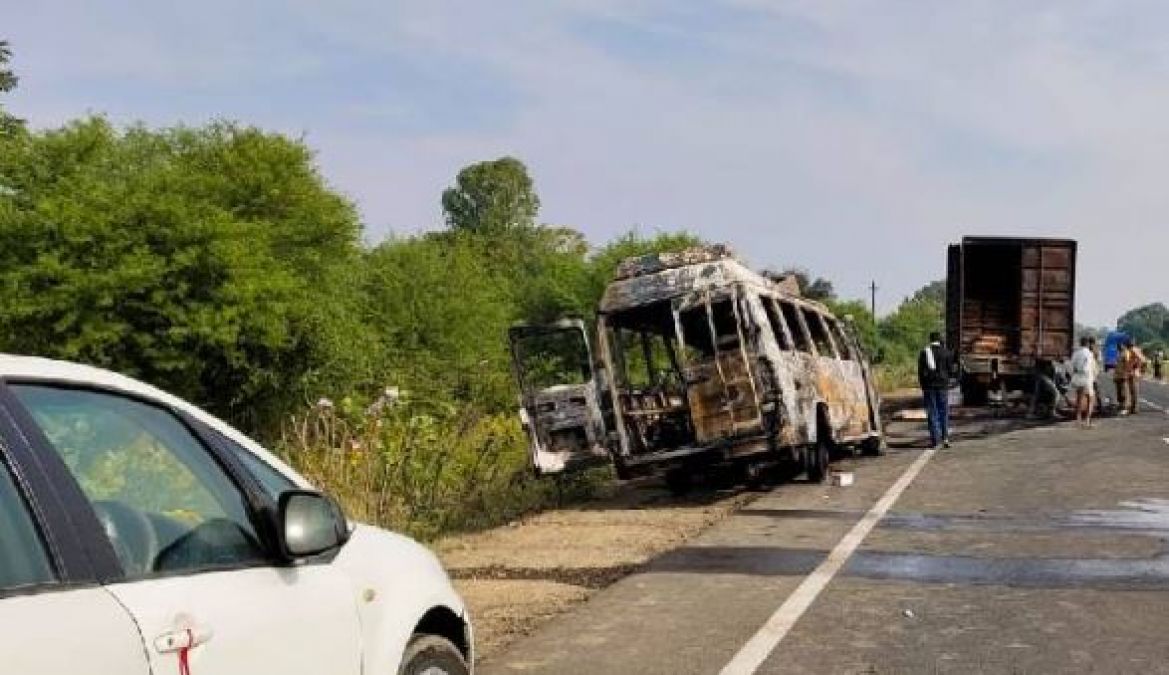 इंदौर: कंटेनर से टकराई ट्रैवलर, 3 लोग जले