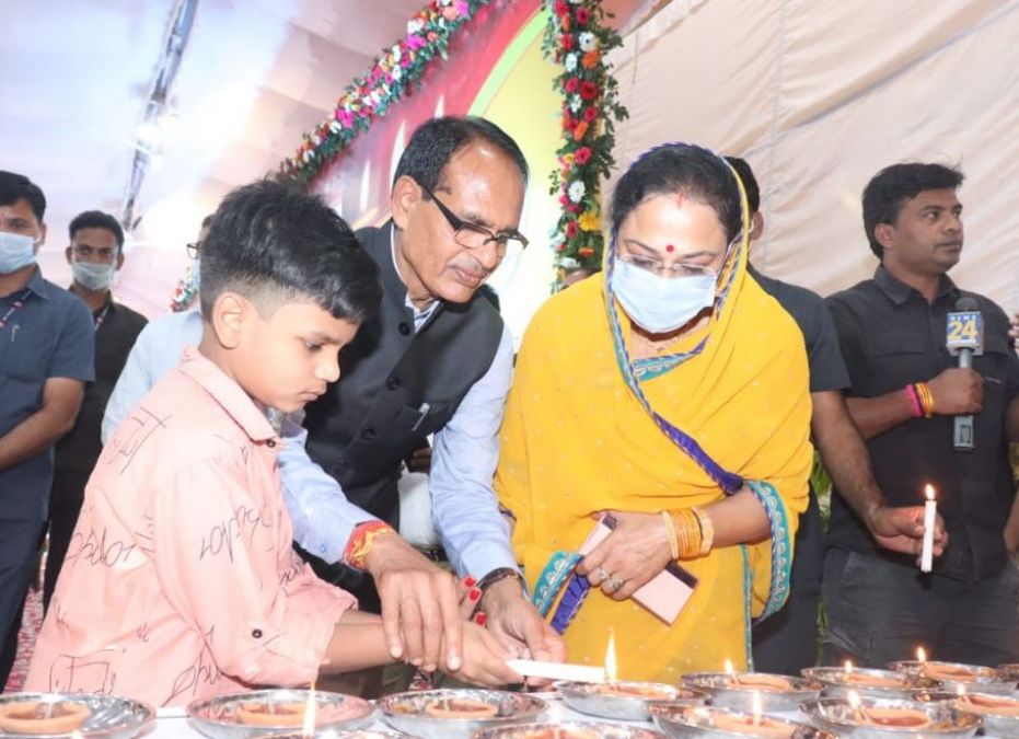 Shivraj celebrates Diwali with children who lost their parents in Corona CM