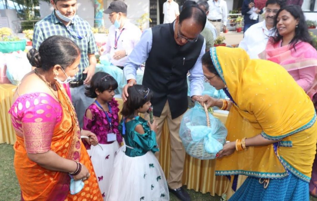 Shivraj celebrates Diwali with children who lost their parents in Corona CM