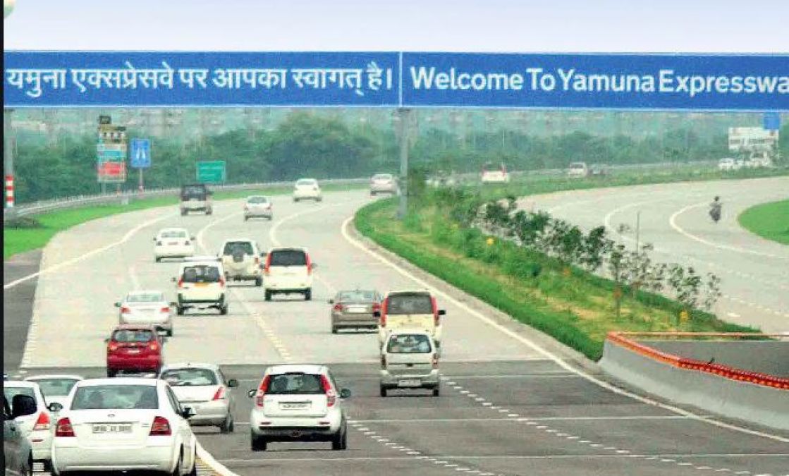 Tragic accident on Yamuna Expressway, five including driver died