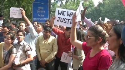 Tis Hazari Court case: Policemen in Delhi shout slogans, 