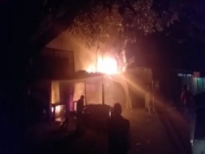 सीतापुर में आग की चपेट में आई दो दुकानें, लाखों का सामान जलकर ख़ाक
