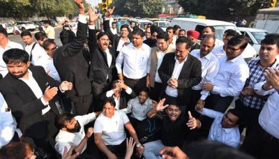 तीस हज़ारी विवाद: दिल्ली पुलिस के खिलाफ वकीलों का प्रदर्शन जारी, एक अधिवक्ता ने की आत्मदाह की कोशिश