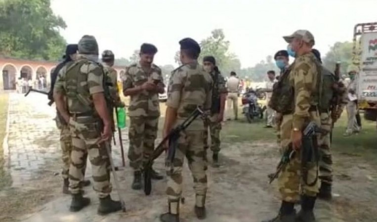 बिहार चुनाव: पूर्णिया में मतदान के दौरान वोटर्स और सुरक्षाबलों में झड़प, पुलिस ने भांजी लाठियां
