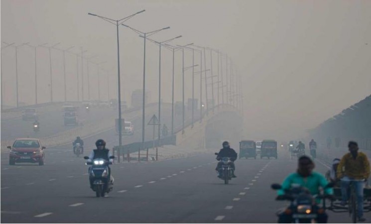दिल्ली में लगातार जहरीली होती जा रही हवा, लोगों का सांस लेना मुश्किल