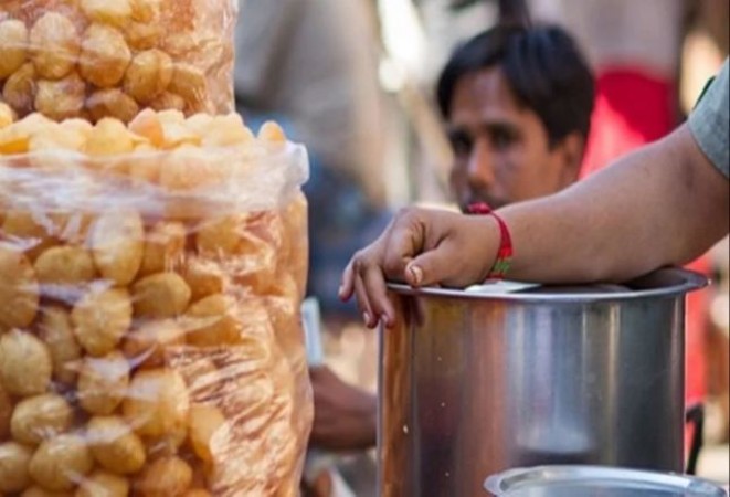 This famous 'Panipuri' seller caught red-handed selling toilet water