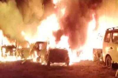 गुजरात: थाना परिसर में लगी भयंकर आग, 25 से अधिक वाहन जलकर राख