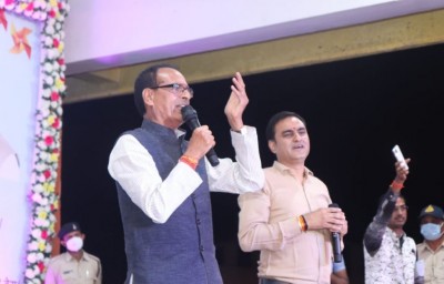 VIDEO: CM शिवराज ने मंच पर गाया गीत 