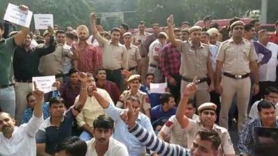 Tis Hazari dispute:  Lawyer approaches SC against Delhi Police, SIT demands investigation
