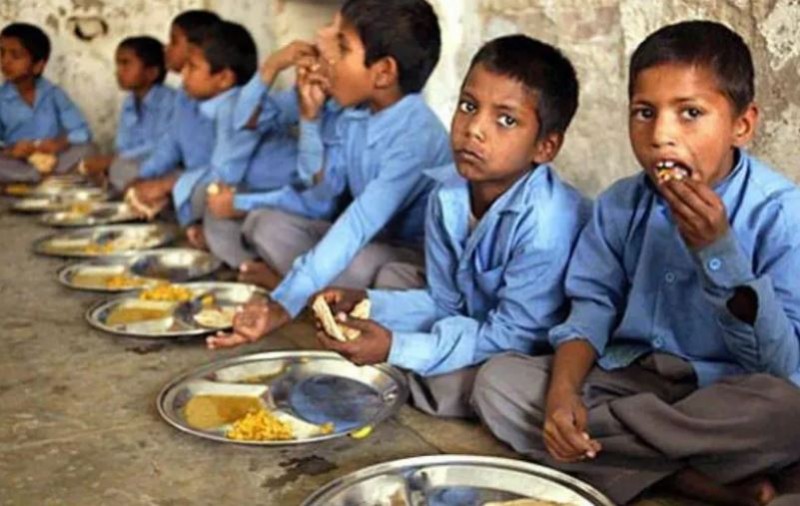 बच्चों का भोजन ही जहर कैसे बन गया ? मिड डे मील खाने के बाद 50 बच्चे हुए बीमार
