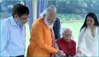 लाल कृष्ण आडवाणी संग PM मोदी ने काटा केक, पैर छूकर लिया आशीर्वाद