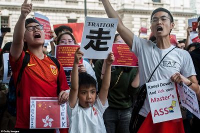 चीन ने हांगकांग के प्रदर्शनकारी को कहा 'डकैत', चाकू मारने वाली घटना ने बढ़ाया विवाद