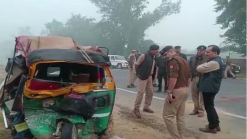 Painful accident in UP, dead bodies scattered on the road