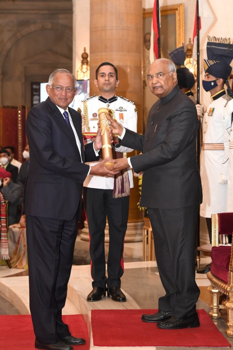 टीवीएस मोटर कंपनी के चेयरमैन श्री वेणु श्रीनिवासन को व्यापार और उद्योग के क्षेत्र में उनके योगदान के लिए पद्म भूषण पुरस्कार से सम्मानित किया गया