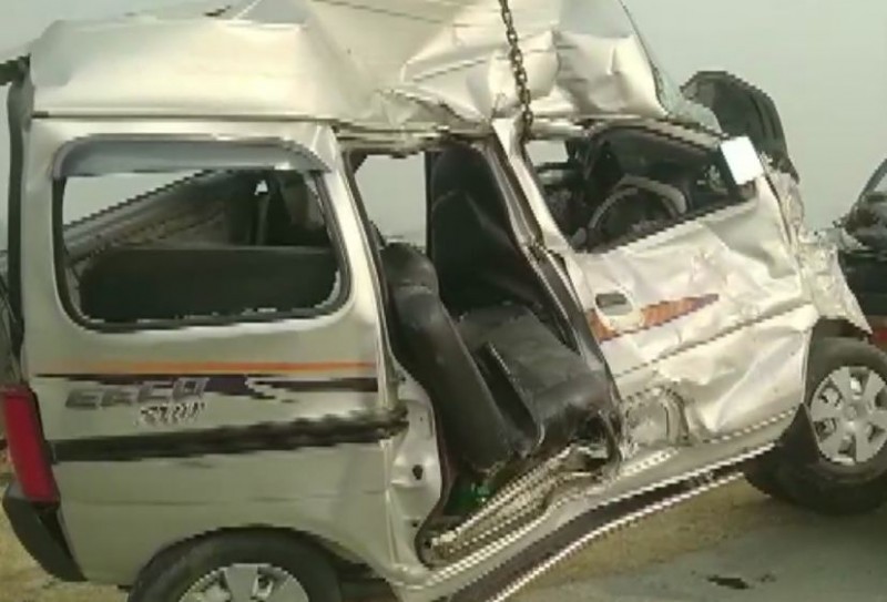 कोहरे का कहर: यमुना एक्सप्रेस वे पर एक साथ टकराए 8 वाहन, 2 की मौत, कई घायल