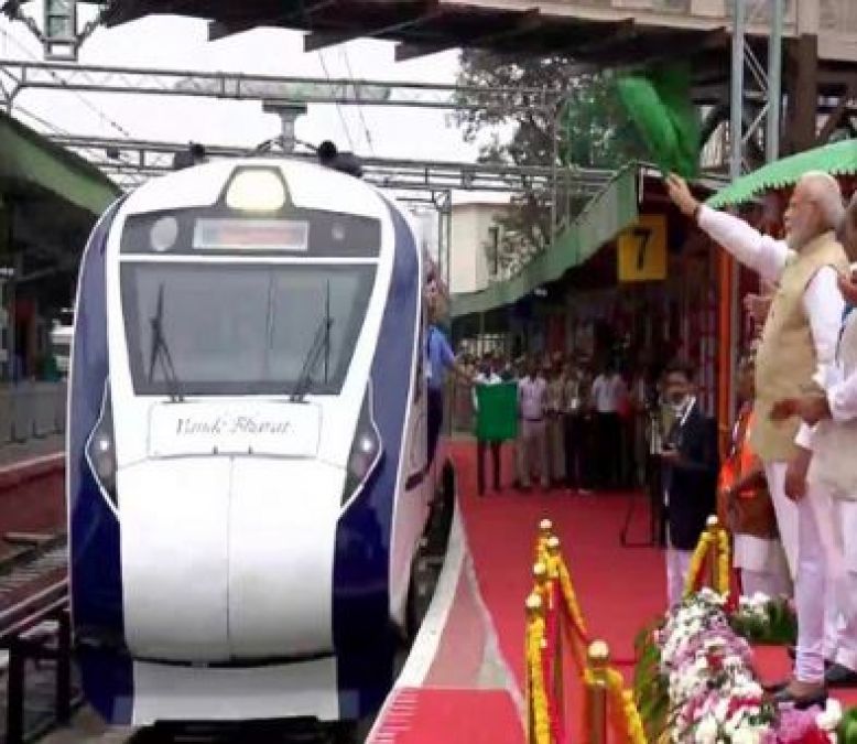 बेंगलुरु: वंदे भारत और भारत गौरव काशी दर्शन ट्रेन को PM मोदी ने दिखाई हरी झंडी