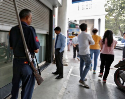 Delhi: Gunshot by Bank guard, 3 people injured