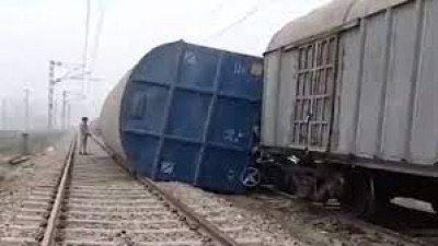 Major accident in Jaunpur, 21 bogies of Goods train overturned!