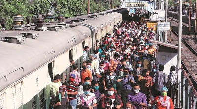बंगाल में 7 महीने बाद शुरू हुई लोकल ट्रेन, भीड़ ने उड़ाई कोरोना प्रोटोकॉल की धज्जियाँ