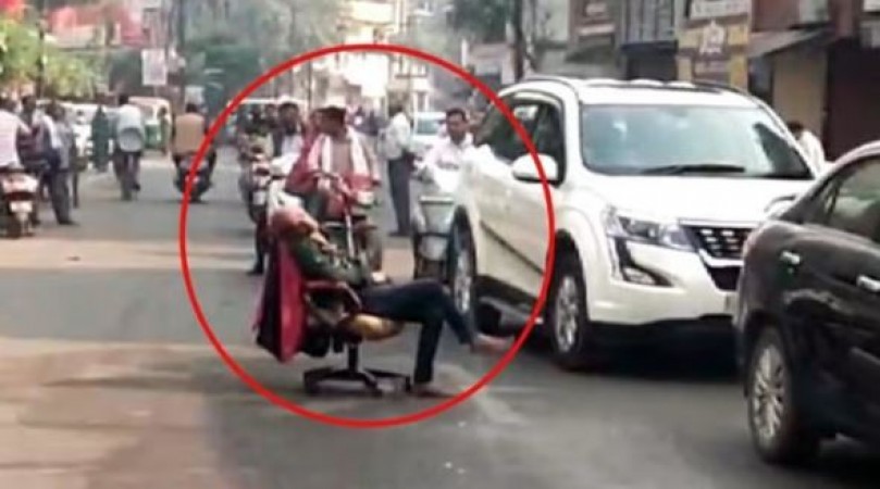 VIDEO! Man started drinking alcohol in the middle of the road, disrupted traffic