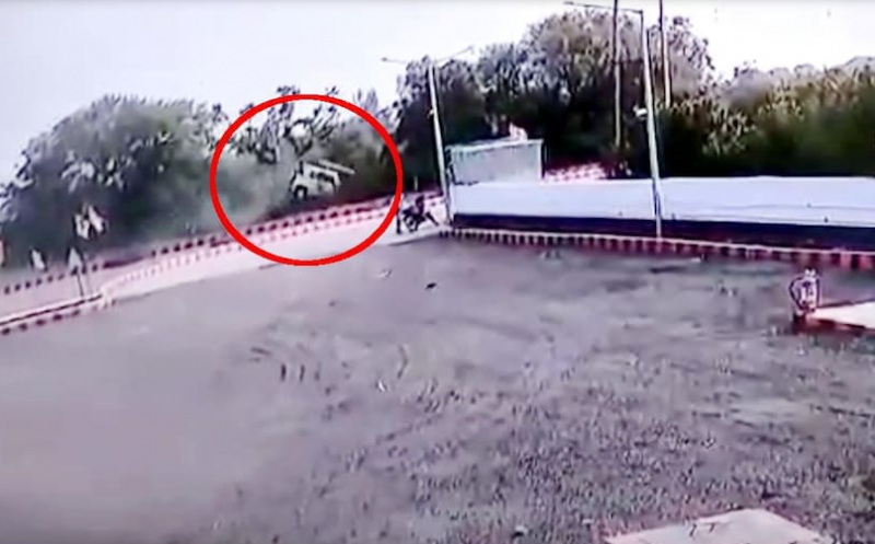 Car jumped like a stunt in the film, astonishing photos captured in CCTV