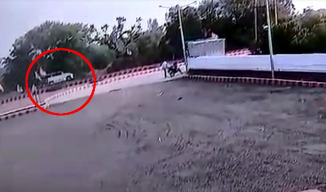 Car jumped like a stunt in the film, astonishing photos captured in CCTV
