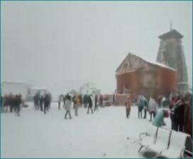 VIDEO:  People visit Kedarnath amid a mesmerising light snowfall
