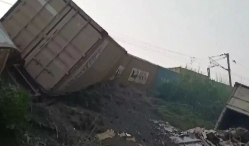 8 containers of goods train derailed near Deendayal Upadhyaya Junction