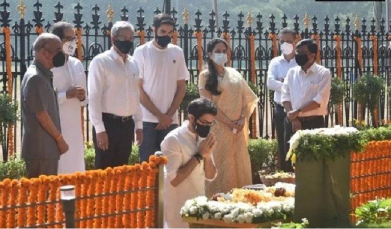 Balasaheb Thackeray's 8th death anniversary today, CM Uddhav pays tribute with family