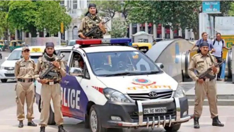 Delhi police arrested two suspected Kashmiri terrorists
