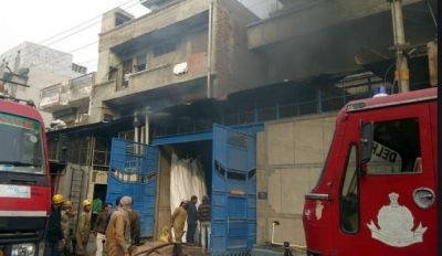दिल्ली के जूते फैक्ट्री में भड़की आग, 2 की मौत 4 अभी भी फंसे