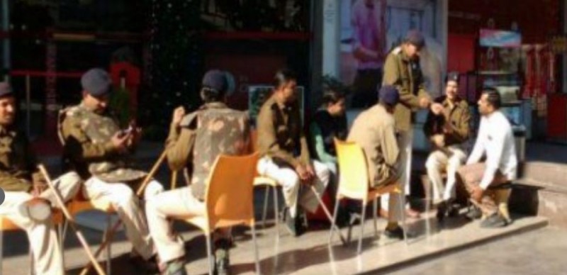 इंदौर: पुलिसवालों ने परिवार के साथ देखी फिल्म 'सूर्यवंशी'