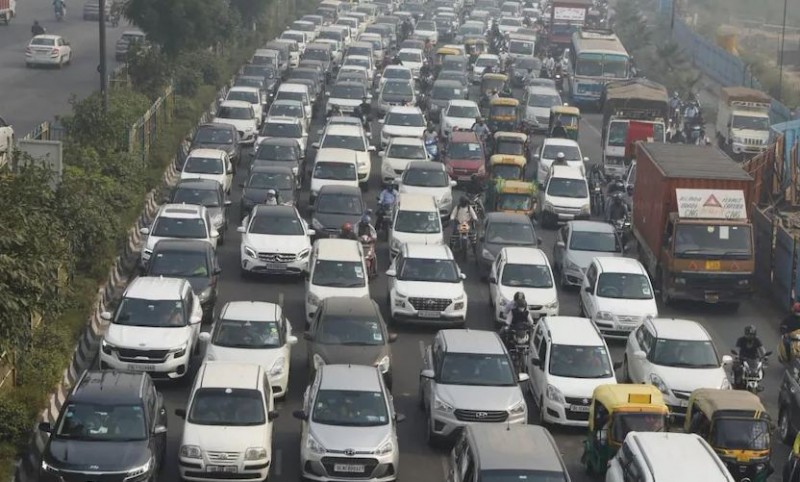 5 Km long jams, rush of vehicles on roads in Delhi