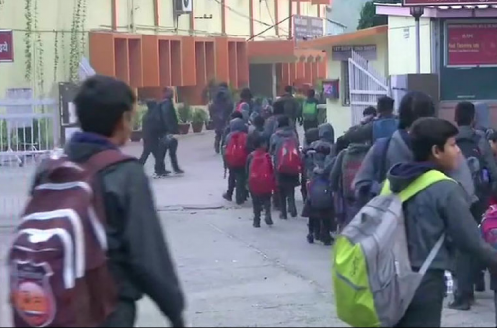 Big relief news for Delhiites, Children reach school as pollution declines