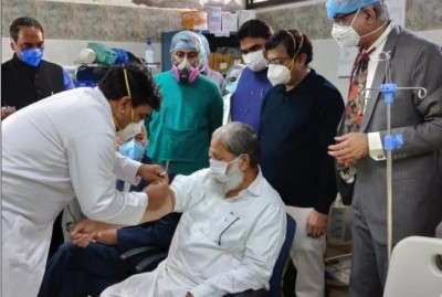 हरियाणा के स्वास्थय मंत्री अनिल विज को लगा देसी Covaxin का टीका