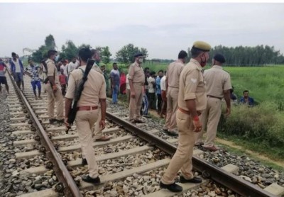 रेलवे ट्रैक पर हेडफ़ोन लगाए जा रहे थे 2 लड़के, पीछे से आई ट्रेन और 60-70 टुकड़ों में बंट गई लाश