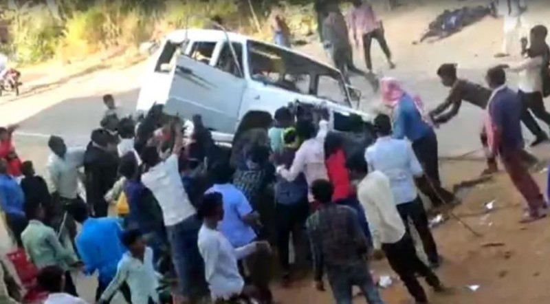 ग्रामीणों ने तोड़ी पुलिस वाहन सहित कई गाड़ियां, वायरल हुआ VIDEO