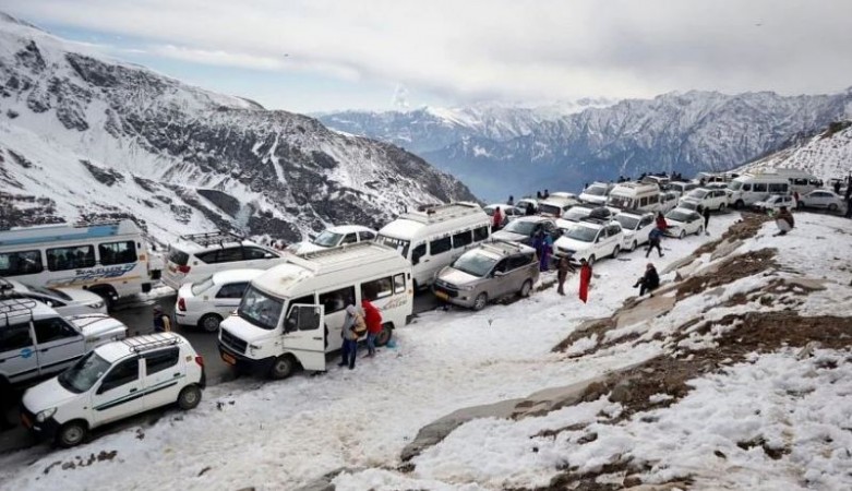 Rohtang Pass closed for vehicular traffic, tourists
