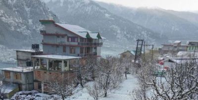 कश्मीर में घिरे बादल, गुलमर्ग और लाहौल-स्पीती में ताजा बर्फबारी के कारण मौसम सर्द